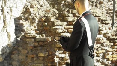 Colosseo: americano ruba frammento da un muro, denunciato