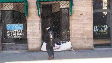 Trieste, l'intervista al senzatetto le cui coperte erano state buttate