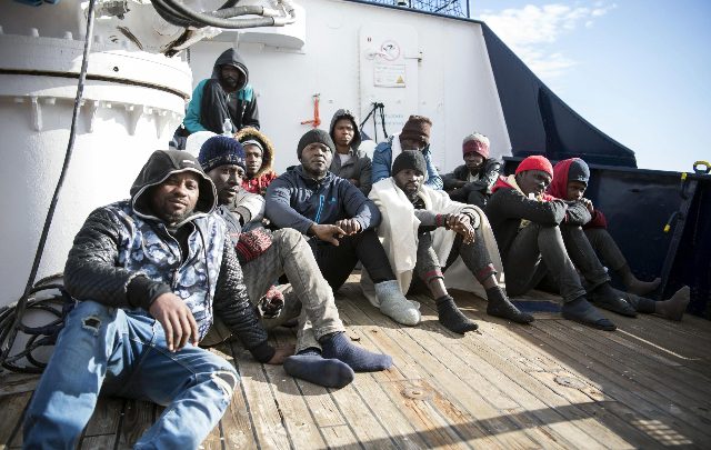 Migranti, 10 persone saranno accolte in Italia