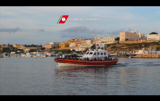 Lampedusa: sbarcati 13 migranti