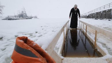 Russia, tuffo in acqua gelata per l'Epifania ortodossa. Foto ANSA