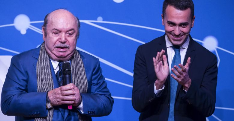 Luigi Di Maio con Lino Banfi durante l'evento del M5s. Foto ANSA