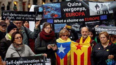 Barcellona, corteo manifesta a favore dell'innocenza di 12 leader catalani sotto processo per la dichiarazione d'indipendenza. Foto ANSA