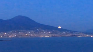 Napoli, la luna e il Vesuvio