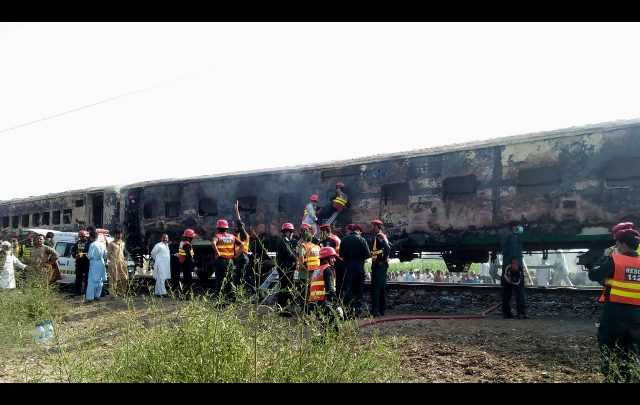 Pakistan incendio treno